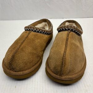 Ugg slippers women SZ 7, box 36